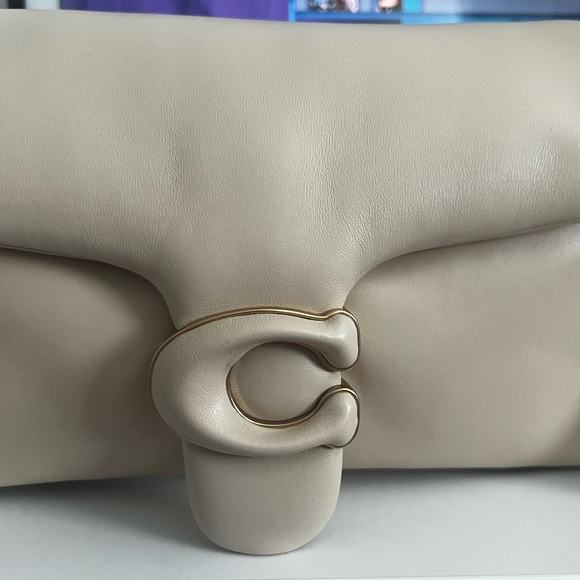 Never used Pillow 26 Tabby. Excellent condition.